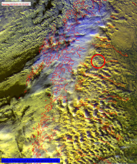 FJELLBØLGER: Satellittbildet er tatt klokka 14.13 torsdag, kort tid før Hercules-flyet styrtet. De små blågrå flekkene er tydelige tegn på sterk turbulens, sannsynligvis såkalte fjellbølger. Innringet er en slik ved Kebnekaise. Foto: VÆRVARSLINGEN I NORD-NORGE FJELLBØLGER: Satellittbildet er tatt klokka 14.13 torsdag, kort tid før Hercules-flyet styrtet. De små blågrå flekkene er tydelige tegn på sterk turbulens, sannsynligvis såkalte fjellbølger. Innringet er en slik ved Kebnekaise. Foto: VÆRVARSLINGEN I NORD-NORGE
