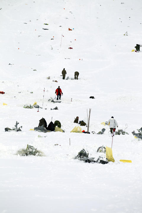 LETINGEN FORTSETTER: Mannskaper jobber under vanskelige forhold for å finne vrakdeler og levninger i fjellsida på Kebnekaise. Foreløpig kjenner ingen årsaken til ulykken. Foto: ROGER VIKSTRÖM / EXPRESSEN / SCANPIX LETINGEN FORTSETTER: Mannskaper jobber under vanskelige forhold for å finne vrakdeler og levninger i fjellsida på Kebnekaise. Foreløpig kjenner ingen årsaken til ulykken. Foto: ROGER VIKSTRÖM / EXPRESSEN / SCANPIX