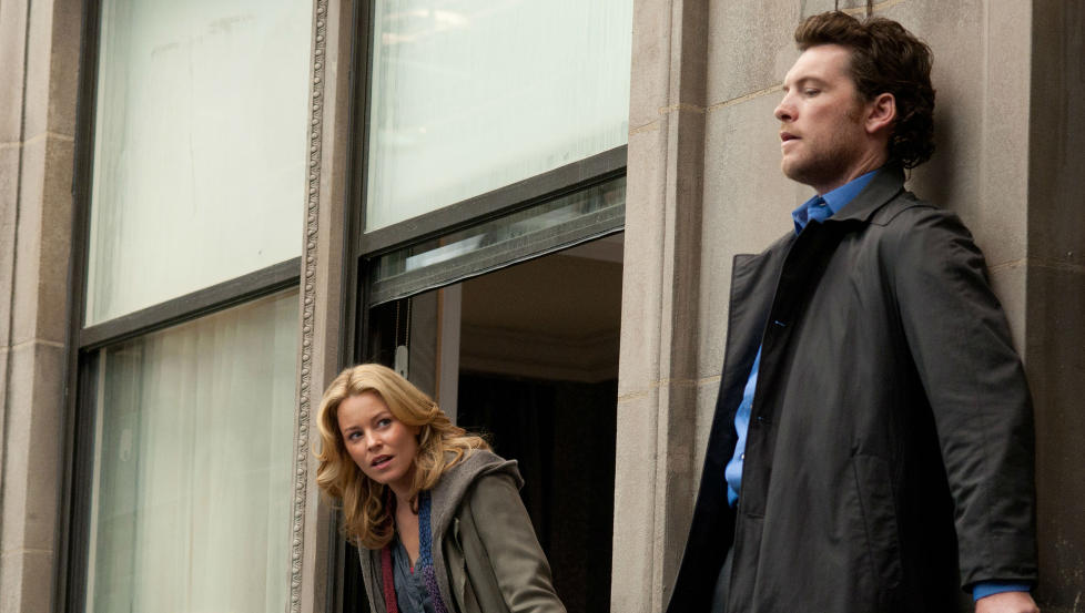 NOE SKURRER: Sam Worthington st�r klar for avhopp i �Man on a Ledge�, mens Elizabeth Banks pr�ver � stanse ham.