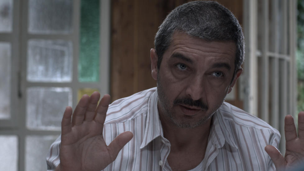 VANEMENNESKE: Ricardo Dar�n er god som trist jernvarehandler i �Chinese Take-Away�.