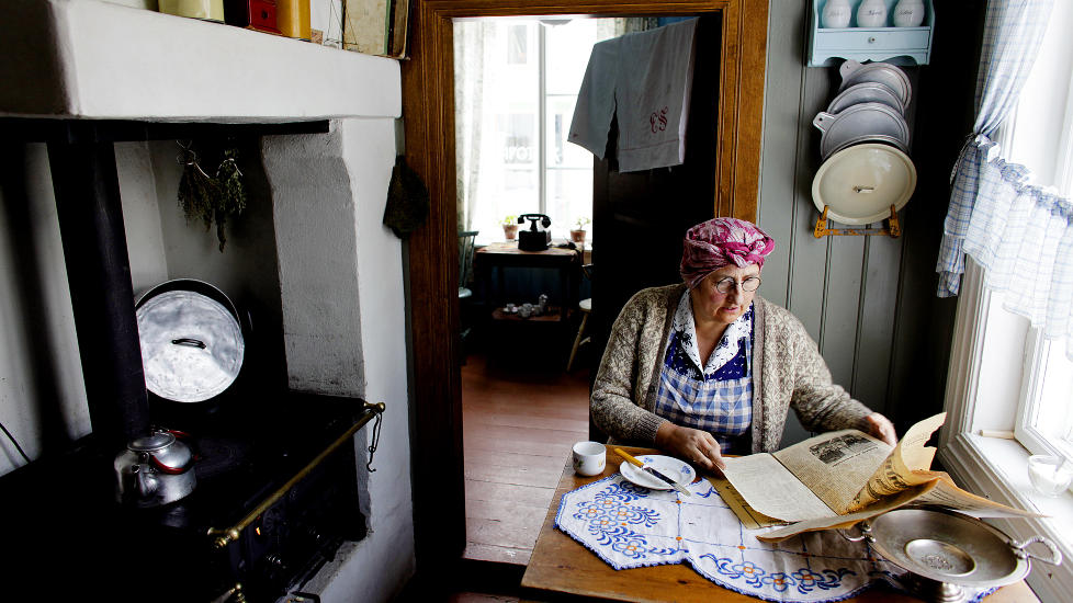 MAIHAUGEN: Anette Simenstad (52)  i tidsriktig antrekk som husfrue anno 1890, i et kj�kken slik som vi kan tenke oss at winerbr�dene p� Maihaugen ble laget den gang oppskriften ble til.
FOTO   Ole C.  H. Thomassen