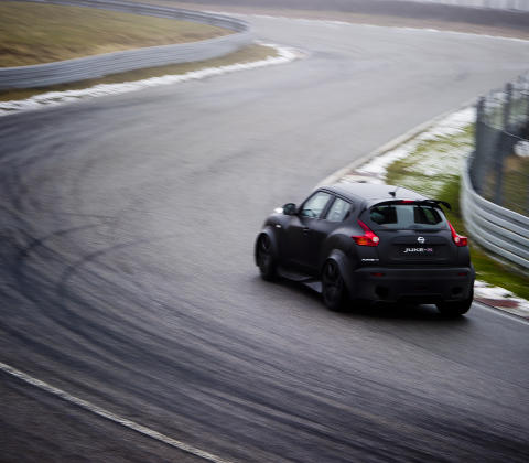 SPRETTERT: Med 485 hester og firehjulsdrift skyter Juke R fart som om den skulle bli skutt ut av en sprettert. Heldigvis f�lger kj�reegenskapene opp. Foto: H�kon Eikesdal