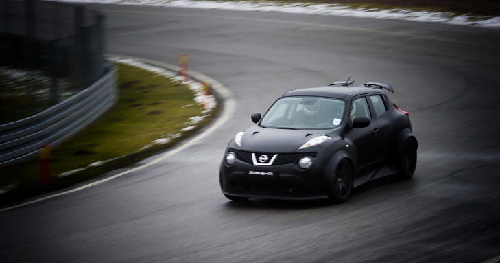 �N AV TO: Nissan Juke R er bare produsert i to eksemplarer. Vi fikk lufte den ene p� en klissv�t og kald racerbane i Sverige - med en passasjer litt utenom det vanlige. Foto: H�kon Eikesdal