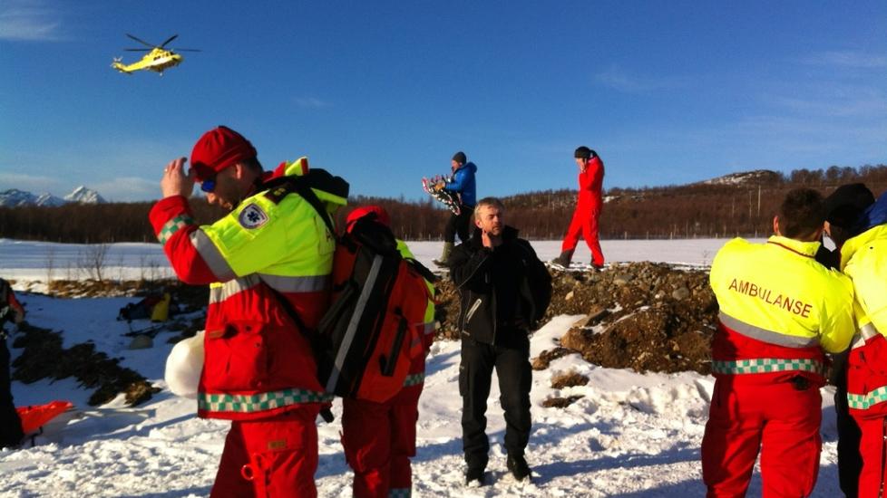 AKSJON: Redningsmannskaper er på plass ved fjellet der raset gikk. Foto: Ola Solvang/Nordlys