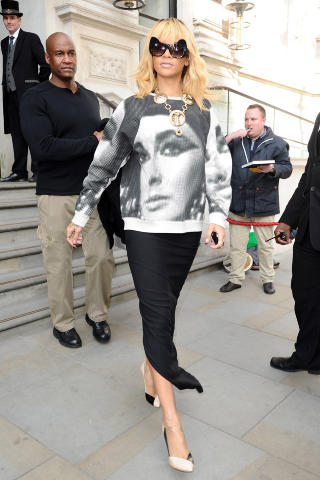 SKILLER SEG UT: Rihanna i en genser med Elizabeth Taylor-trykk p�. Foto: Stella Pictures
