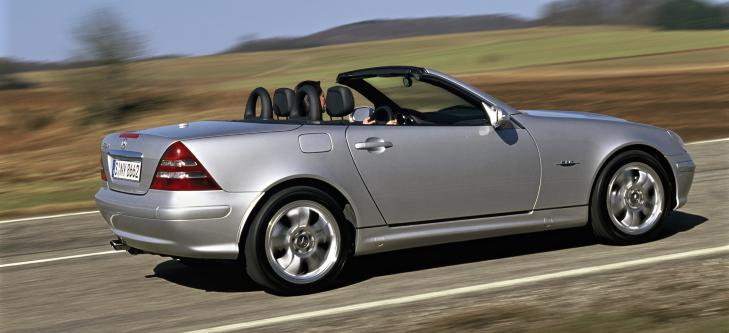 MERCEDES SLK: Dette var den første lille roadsteren som hadde ståltak som felles ned i stedet for kalesje. MERCEDES SLK: Dette var den første lille roadsteren som hadde ståltak som felles ned i stedet for kalesje.