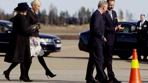 ANKOM OSLO TIRSDAG: Prins Charles og hertuginne Camilla ble møtt på Gardermoen av kronprins Haakon og kronprinsesse Mette-Marit. Prinsen av Wales og hertuginnen av Cornwall er på offisielt norgesbesøk for første gang.
Foto: Scanpix ANKOM OSLO TIRSDAG: Prins Charles og hertuginne Camilla ble møtt på Gardermoen av kronprins Haakon og kronprinsesse Mette-Marit. Prinsen av Wales og hertuginnen av Cornwall er på offisielt norgesbesøk for første gang.
Foto: Scanpix