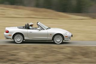 MAZDA MX-5: Den andre utgaven av Mazda MX-5 gir mye kjøreglede for pengene. MAZDA MX-5: Den andre utgaven av Mazda MX-5 gir mye kjøreglede for pengene.