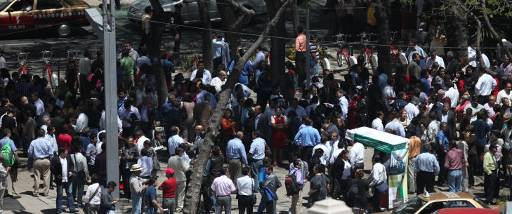 STRØMMET UT I GATENE Frykt og panikk brøyt ut da bygningene i Mexico City begynte å svaie etter jordskjelvet. Folk strømmet ut i gatene. FOTO:AP Photo/Dario Lopez-Mills STRØMMET UT I GATENE Frykt og panikk brøyt ut da bygningene i Mexico City begynte å svaie etter jordskjelvet. Folk strømmet ut i gatene. FOTO:AP Photo/Dario Lopez-Mills