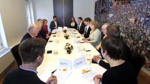 RUNDT SAMME BORD: Prins Charles, kong Harald, hertuginne av Cornwall og dronning Sonja under seansen sammen med unge norske ledere på Nobels fredssenter i Oslo tirsdag.
Foto: Lise Åserud / Scanpix RUNDT SAMME BORD: Prins Charles, kong Harald, hertuginne av Cornwall og dronning Sonja under seansen sammen med unge norske ledere på Nobels fredssenter i Oslo tirsdag.
Foto: Lise Åserud / Scanpix