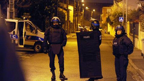 OMRINGET: Store politistyrker har omringet en bolig i Toulouse i Frankrike, på mistanke om at seriemorderen som har herjet byen befinner seg der inne. Foto: Jean-Pierre Muller/AFP/Scanpix OMRINGET: Store politistyrker har omringet en bolig i Toulouse i Frankrike, på mistanke om at seriemorderen som har herjet byen befinner seg der inne. Foto: Jean-Pierre Muller/AFP/Scanpix