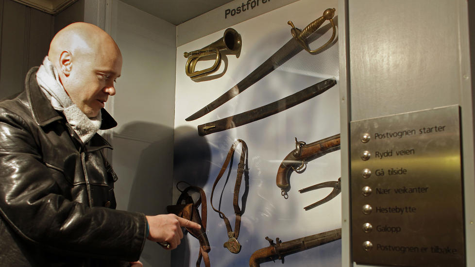POSTF�RERUTSTYR: Dette er en �postf�rerverge� eller �postmannsdolk�. Det var et kombinert skyte- og stikkv�pen, forklarer Helge Sognli, konservator og ansvarlig for Postmuseet. Foto: OLE C.H. THOMASSEN