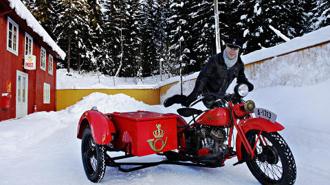 HARLEY: Helge Sognli, konservator og ansvarlig for Postmuseet, viser stolt fram museets flotte Harley-Davidson 1200 cc 1932 med sidevogn. Motorsykler av denne typen ble blant annet brukt av postkontorenes «kassetømmere» i arbeidet med å tømme postkassene som var plassert rundt i byene. Foto: OLE C.H. THOMASSEN HARLEY: Helge Sognli, konservator og ansvarlig for Postmuseet, viser stolt fram museets flotte Harley-Davidson 1200 cc 1932 med sidevogn. Motorsykler av denne typen ble blant annet brukt av postkontorenes «kassetømmere» i arbeidet med å tømme postkassene som var plassert rundt i byene. Foto: OLE C.H. THOMASSEN