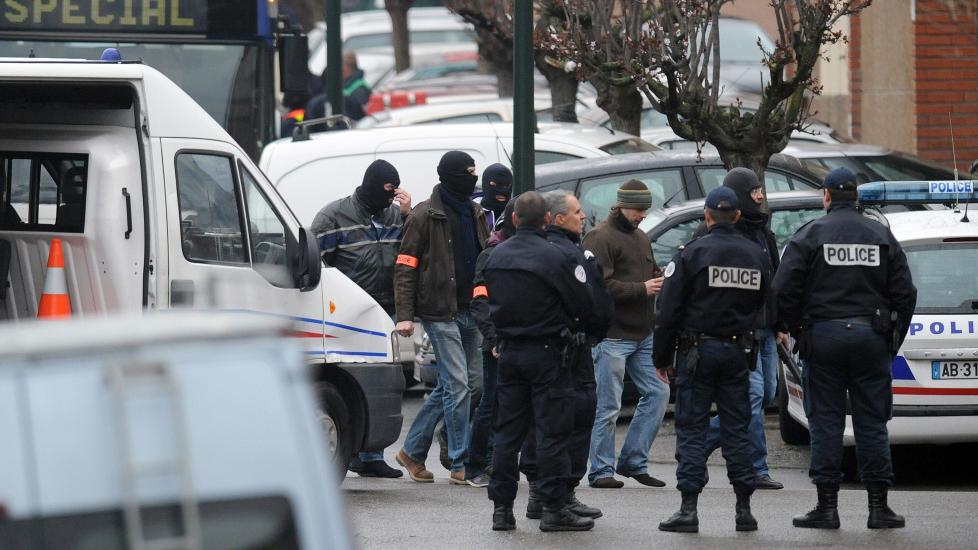 HARDE FORHANDLINGER:  24 �r gamle Mohammed Merah har forskanset seg inne i en leilighet i bydelen Croix-Daurade, s�rvest i byen Toulouse i S�r-Frankrike. Foto: REMY GABALDA / AFP PHOTO