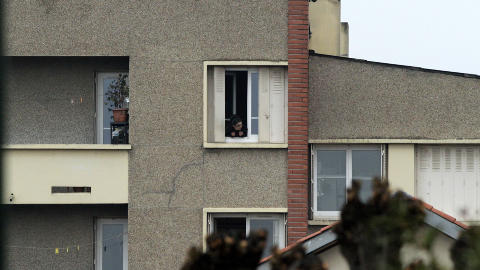 NABOENE SPERRET INNE: En nabo følger politiet, som har omringet huset hvor 24 år gamle Mohammed Mohammed Merah befinner seg med flere våpen. Foto: Jean-Philippe Arles / Reuters NABOENE SPERRET INNE: En nabo følger politiet, som har omringet huset hvor 24 år gamle Mohammed Mohammed Merah befinner seg med flere våpen. Foto: Jean-Philippe Arles / Reuters