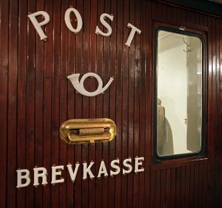 POSTVOGN: Her kunne en legge brevene i kassa rett fra perrongen. Foto: OLE C.H. THOMASSEN POSTVOGN: Her kunne en legge brevene i kassa rett fra perrongen. Foto: OLE C.H. THOMASSEN