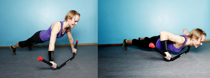 Pushups med planken:
Pass på at ryggen er rett med en naturlig svai. Gå rolig og kontrollert ned mot underlaget og skyv opp igjen. Gjøres lettere ved å sette knærne i underlaget. Gjøres vanskeligere ved å holde høyere opp på en Corebar stang, da underlaget blir ustabilt, (kan også bruke omvendt bosuball), eller å løfte det ene beinet. Trener kjernemuskler, bryst og triceps. Foto Kristin Svorte/ Dagbladet Pushups med planken:
Pass på at ryggen er rett med en naturlig svai. Gå rolig og kontrollert ned mot underlaget og skyv opp igjen. Gjøres lettere ved å sette knærne i underlaget. Gjøres vanskeligere ved å holde høyere opp på en Corebar stang, da underlaget blir ustabilt, (kan også bruke omvendt bosuball), eller å løfte det ene beinet. Trener kjernemuskler, bryst og triceps. Foto Kristin Svorte/ Dagbladet