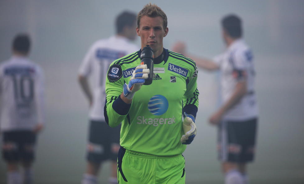 TAR ANSVAR: Odd-keeper Andr� Hansen mener ogs� spillerne har et ansvar for � bedre den anstrengte �konomiske situasjonen i Odd Grenland. Derfor g�r spillergruppa med p� � ta et l�nnskutt.Foto: Trond Reidar Teigen / Scanpix