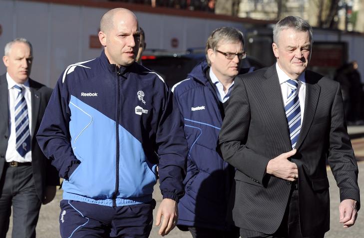 BRAST I GRÅT: Bolton-lege Phil Gartside (i treningsdress til venstre) brast i gråt da han overlot Muamba til spesialistene ved London Chest Hospital, og omsider innså alvoret i situasjonen. Foto: AFP PHOTO BRAST I GRÅT: Bolton-lege Phil Gartside (i treningsdress til venstre) brast i gråt da han overlot Muamba til spesialistene ved London Chest Hospital, og omsider innså alvoret i situasjonen. Foto: AFP PHOTO