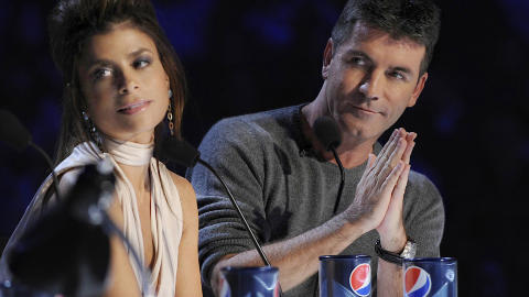 I DOMMERPANELET: Simon Cowell sammen med Paula Abdul i �X Factor�-dommerpanelet, som Cheryl Cole ble sparket fra etter bare fire dager. Foto: Ray Mickshaw / AP Photo / Fox / Scanpix
