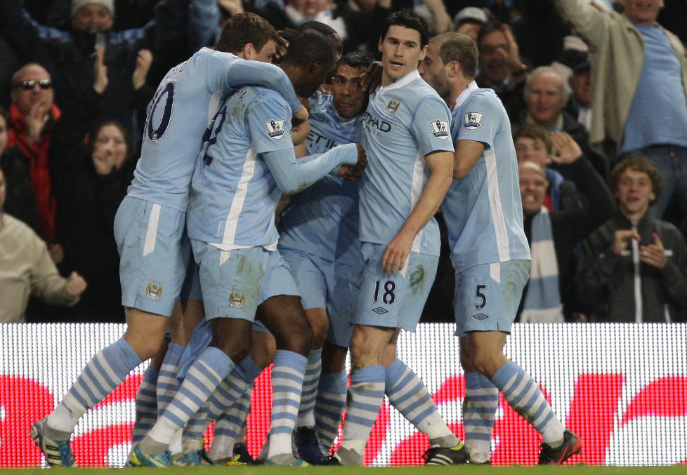 TILBAKE I VARMEN: Veien fra ford�mmelse til tilgivelse viste seg kort for Carlos Tevez (midten) da han var nest sist p� vinnerm�let mot Chelsea. Foto: SCANPIX/AP Photo/Jon Super