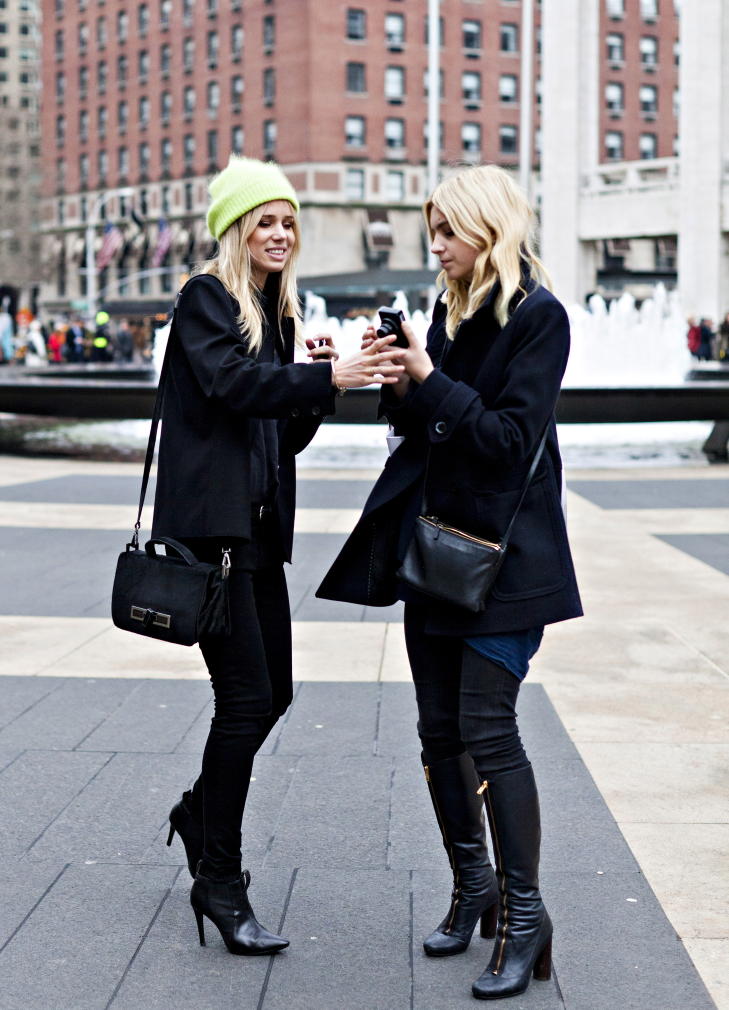 HJELPENDE H�ND: Elin Kling har s� mye � gj�re at hun til sl�tt fant det n�dvendig med en assistent. Her er bloggeren sammen med den forholdsvis ferske assistenten Nike Felldin utenfor Lincoln Center under moteuka i New York i februar. Foto: Johannes Wors�e Berg / Dagbladet
