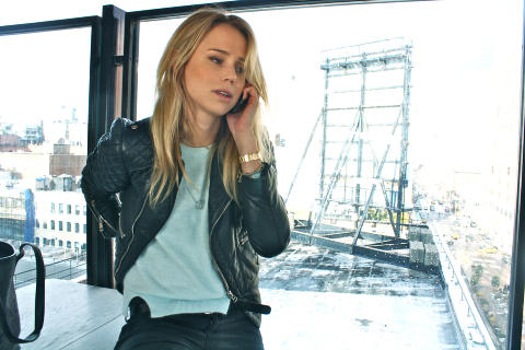 INGENSTEDS: P� kontoret i en skinnjakke og en mintgr�nn genser fra Elins merke Nowhere. Elins forretningspartner i Fashion Networks, Christian Remr�d, er bosatt i New York, mens Elins redaksjon i StyleBy, har base i Stockholm: Foto: Privat / Elin Kling