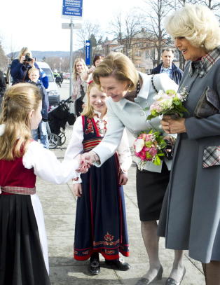 Her får hertuginnen blomster av Mathilde (6) og Ida (7)
