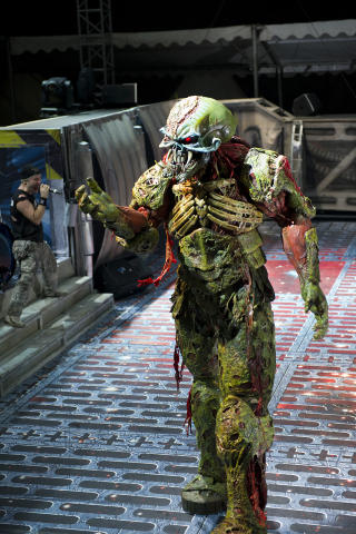 SETT P� MAKAN: Bruce Dickinson og Eddie p� scenen. Foto: John McMurtrie