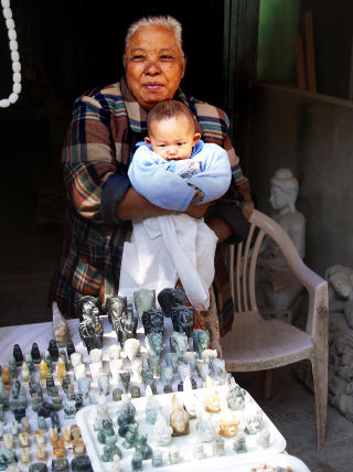 BESTEMOR: Hun selger Buddha-figurer i Amarapura, hvor de lager Buddha-statuer i alle st�rrelser i marmor. Foto: JAN TYSTAD