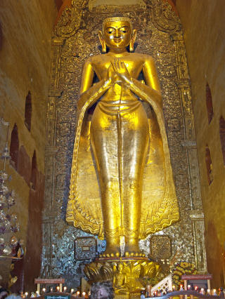 SMILENDE BUDDHA I BAGAN: Han ser alvorlig p� de rike, som st�r n�rmest, og smiler til de fattige, som st�r bakerst. Foto: JAN TYSTAD