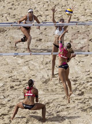 MATCH: Dette bildet av Kerri Walsh fra USA som smasher i kamp mot Ilka Semmler og Tyskland. Foto: AP Photo/Andy Wong MATCH: Dette bildet av Kerri Walsh fra USA som smasher i kamp mot Ilka Semmler og Tyskland. Foto: AP Photo/Andy Wong