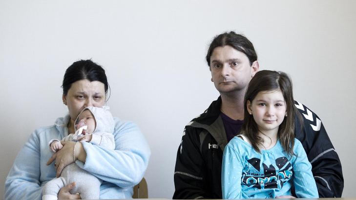 TVANGSUTSENDES: Mamma Ana Delic strigråter med vesle Aurora på fanget. Pappa Damir holder ni år gamle Verona Delic i et fast grep. I morgen må den bosniske familien forlate landet Foto: Bjørn Langsem TVANGSUTSENDES: Mamma Ana Delic strigråter med vesle Aurora på fanget. Pappa Damir holder ni år gamle Verona Delic i et fast grep. I morgen må den bosniske familien forlate landet Foto: Bjørn Langsem