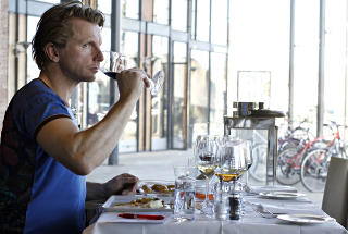 DAGBLADETS VINEKSPERT: Ken Canaiolo Engebretsen (43) jobber til daglig som administrerende direktør i Vinoteca-Gruppen AS, landets fremste på bygging av vinkjellere. Han er president i Norsk vinkelnerforening, stifter av Norsk vinkelnerlandslag og driver Norsk Sommelier Utdannelse. Foto: CF WESENBERG/Kolonihaven DAGBLADETS VINEKSPERT: Ken Canaiolo Engebretsen (43) jobber til daglig som administrerende direktør i Vinoteca-Gruppen AS, landets fremste på bygging av vinkjellere. Han er president i Norsk vinkelnerforening, stifter av Norsk vinkelnerlandslag og driver Norsk Sommelier Utdannelse. Foto: CF WESENBERG/Kolonihaven