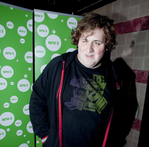 PREMIEREFEST: Ronny st�tter kollegene i Radioresepsjonen ved � kaste glans over deres TV-premierefest i 2010. Foto: Bj�rn Langsem / Dagbladet.