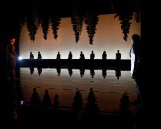 SKOGENS SUS: Tine Schwabs scenografi tar publikum med inn skogen - og dessuten til fossen og inn på pikerommet. Foto: Erik Berg, Den Norske Opera & Ballett. SKOGENS SUS: Tine Schwabs scenografi tar publikum med inn skogen - og dessuten til fossen og inn på pikerommet. Foto: Erik Berg, Den Norske Opera & Ballett.