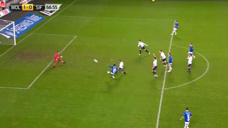 GA MOLDE LEDELSEN: Davy Claude Angan skrudde inn 1-0 for Molde etter en tabbe av høyreback Hamoud. GA MOLDE LEDELSEN: Davy Claude Angan skrudde inn 1-0 for Molde etter en tabbe av høyreback Hamoud.