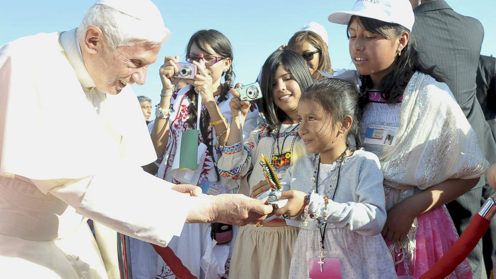 POPUL�R: Pave Benedikt XVIs popularitet er forel�pig ikke p� niv� med forgjengerens, John Paul II, men skal v�re stigende etter at han ig�r ankom Mexico p� sin f�rste tur til den spansktalende delen av Latin-Amerika. Her m�ter han tilhengere i den meksikanske byen Leon. Foto: REUTERS/Osservatore Romano