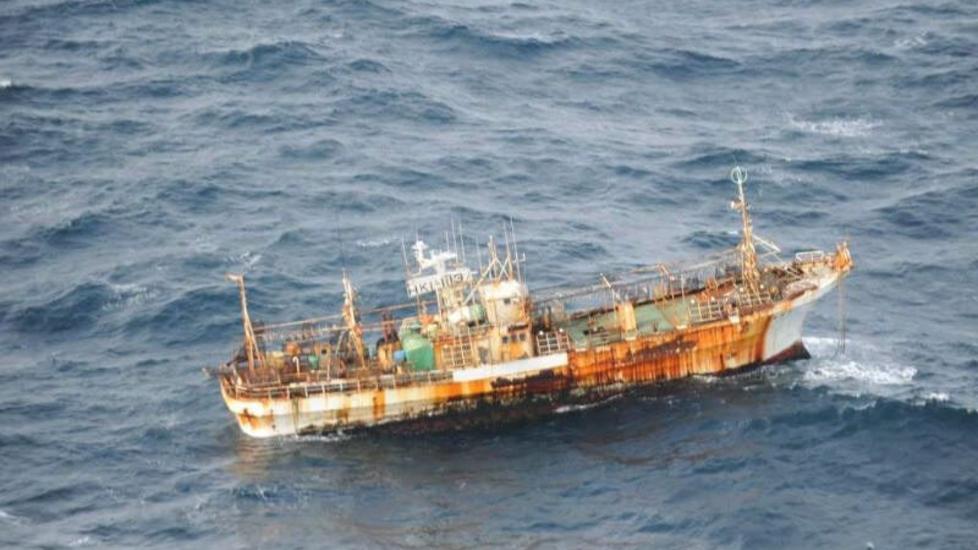 FLYGENDE HOLLENDER:  Dette fiskerfart�yet har seilt alene siden det ble dratt til havs av tsunamien i Japan for et �r siden. Foto: AP Photo/Canadian Department of National Defence via The Canadian Press/Scanpix