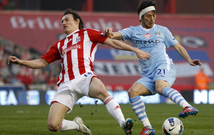 FIKK HARD MEDFART: David Silva blødde fra øret etter å ha fått en trøkk fra Dean Whitehead. Foto: REUTERS/Darren Staples FIKK HARD MEDFART: David Silva blødde fra øret etter å ha fått en trøkk fra Dean Whitehead. Foto: REUTERS/Darren Staples
