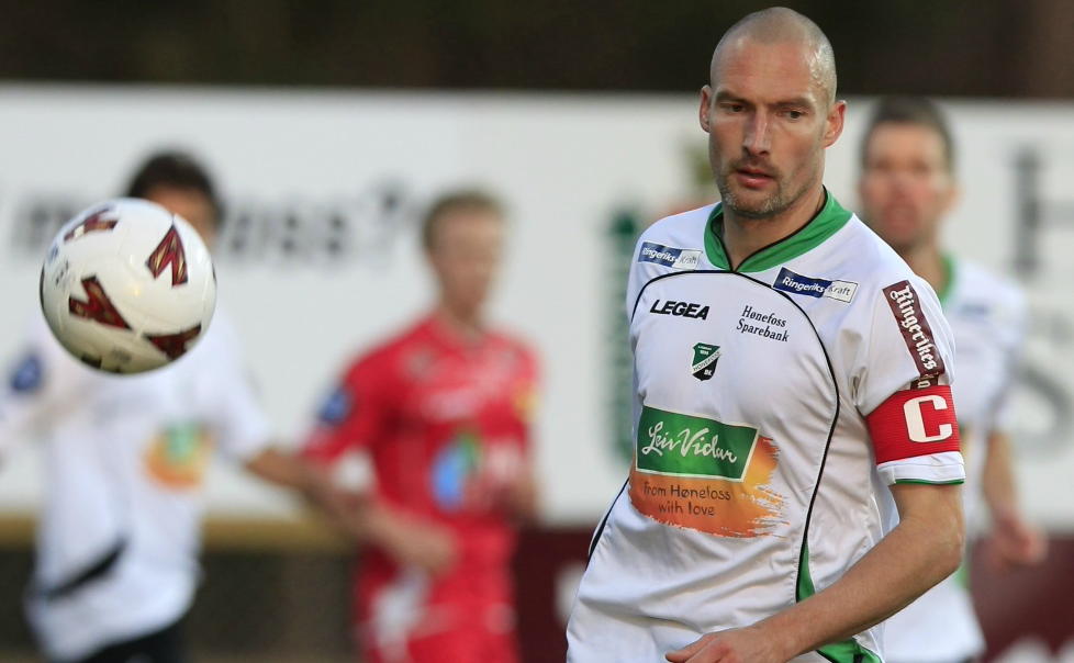 - IKKE OVERTROISK, MEN...: H�nefoss-kaptein Frode Lafton mener � ha lagt merke til at H�nefoss gjerne taper n�r Liverpool vinner, og motsatt. Derfor ble han litt glad da han h�rte at favorittlaget hadde tapt 1-2 mot Wigan i g�r, like f�r H�nefoss selv sparket i gang sesongen mot Lillestr�m. 
Foto: Lise �serud / Scanpix