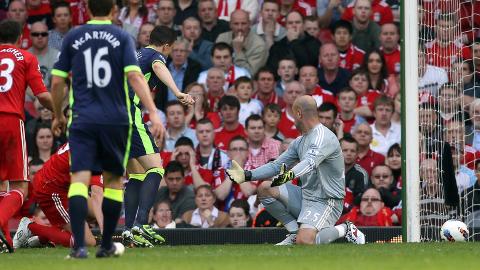 SJOKKTAP FOR LIVERPOOL: Her blir Gary Caldwell matchvinner for Wigan, som vant 2-1 på Anfield i går. Foto: AFP PHOTO/IAN MacNICOL SJOKKTAP FOR LIVERPOOL: Her blir Gary Caldwell matchvinner for Wigan, som vant 2-1 på Anfield i går. Foto: AFP PHOTO/IAN MacNICOL