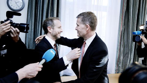 OVERREKKER OG OVERSKYGGER: Erik Solheim tok stor plass da han overrakte vervet som miljøvernminister til Bård Vegar Solhjell. Foto: Christian Roth Christensen/Dagbladet OVERREKKER OG OVERSKYGGER: Erik Solheim tok stor plass da han overrakte vervet som miljøvernminister til Bård Vegar Solhjell. Foto: Christian Roth Christensen/Dagbladet