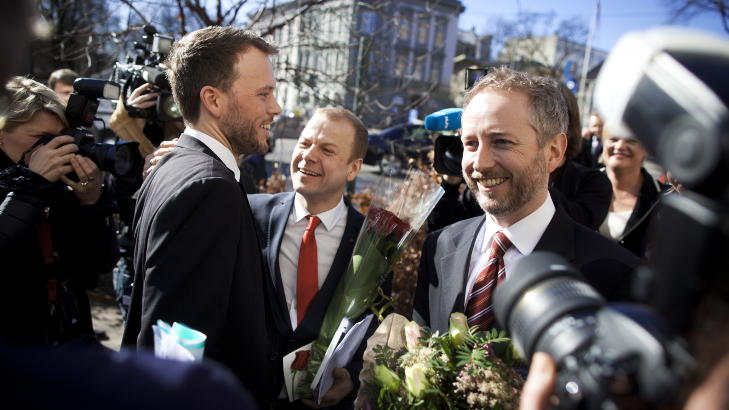 PRESSEKONFERANSE II: SV-leder Audun Lysbakken (t.v.) og de påtroppende statsrådene Hekki Holmås og Bård Vegar Solhjell på vei til SVs pressekonferanse på fredag, da Erik Solheim måtte gå. Foto: Kyrre Lien / Scanpix PRESSEKONFERANSE II: SV-leder Audun Lysbakken (t.v.) og de påtroppende statsrådene Hekki Holmås og Bård Vegar Solhjell på vei til SVs pressekonferanse på fredag, da Erik Solheim måtte gå. Foto: Kyrre Lien / Scanpix