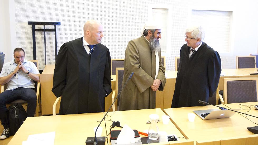 D�MT: Mulla Krekar anket dommen p� fem �rs fengsel. Her med sine forsvarere Brynjar Meling og Arvid Sj�din. Foto: Bj�rn Langsem / Dagbladet.