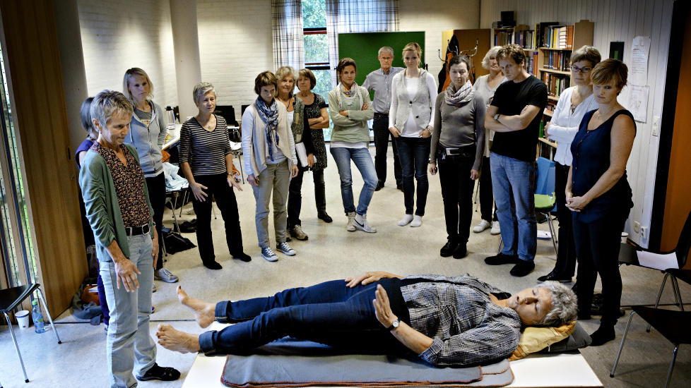 P� benken: I elleve �r har fysioterapeutene Kirsti Leira og Britt Fadnes samarbeidet med hjerneforsker Per Brodal om � utvikle en metode de mener kan gj�re terapi og tabletter overfl�dig. N� l�rer de opp andre fysioterapeuter.

Foto: J�rn H. Moen / Dagbladet