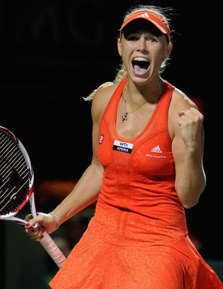 Wozniacki tok sin første seier mot Serena