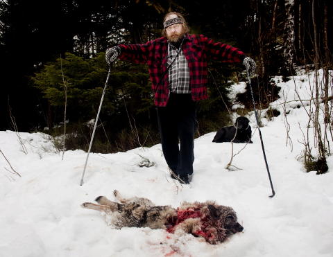TATT AV ULV: I begynnelsen av mars ble elghunden Wendy drept av det Statens Naturoppsyn mener er ulv, bare 700 meter fra bebyggelse. Hundeeier Oddbjørn Rosendal (63) tilbake på stedet i skogen de han fant den døde hunden.
Foto: Espen Røst / Dagbladet TATT AV ULV: I begynnelsen av mars ble elghunden Wendy drept av det Statens Naturoppsyn mener er ulv, bare 700 meter fra bebyggelse. Hundeeier Oddbjørn Rosendal (63) tilbake på stedet i skogen de han fant den døde hunden.
Foto: Espen Røst / Dagbladet