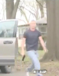 Se den rasende pistolmannen gå løs på TV-teamet