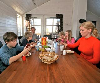 PÅSKEFROKOST MED GOD PLASS:: Endre Skjølberg og Hege-Beate Storvik i gang med frokosten før dagens skiøkt sammen med fra venstre Jakob, Sigurd, Sigrid og Synne. Foto: ODD ROAR LANGE PÅSKEFROKOST MED GOD PLASS:: Endre Skjølberg og Hege-Beate Storvik i gang med frokosten før dagens skiøkt sammen med fra venstre Jakob, Sigurd, Sigrid og Synne. Foto: ODD ROAR LANGE